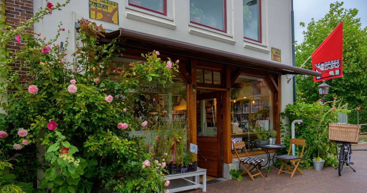 De winkel van De Roode Ploeg in Harlingen