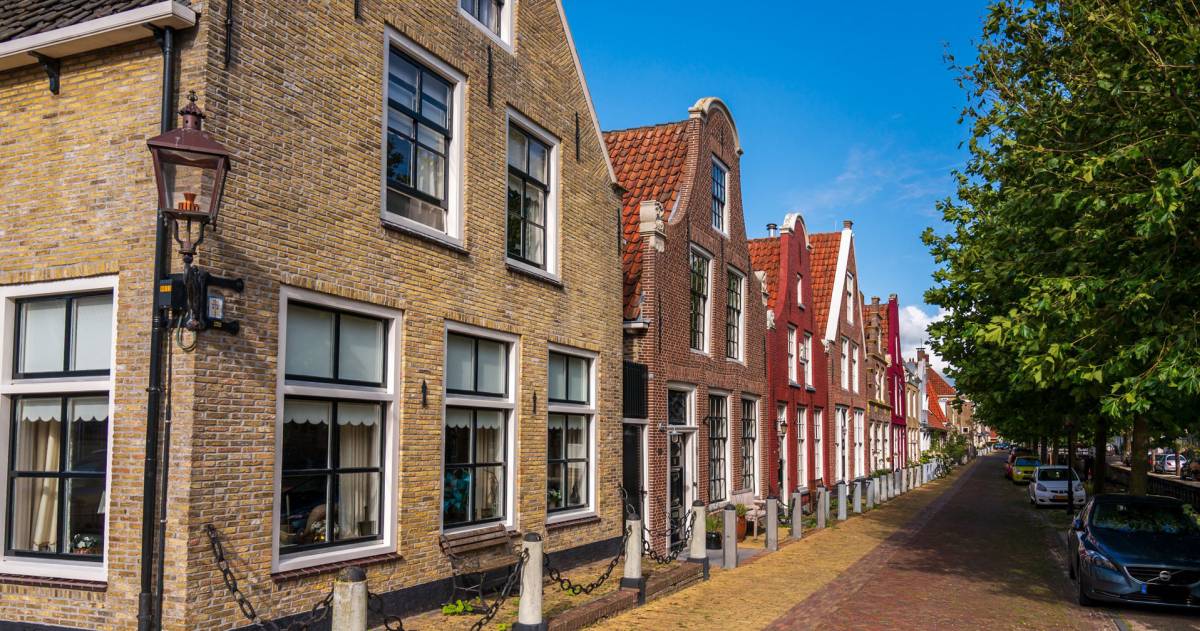 Een straat met huizen aan de linkerkant in Harlingen