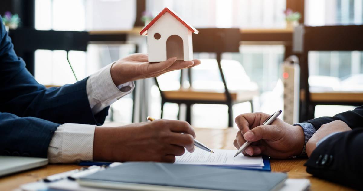 Adviseur in gesprek over hypotheek