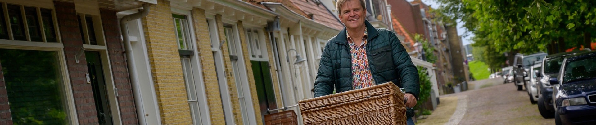 Anne Muurling op de fiets door Harlingen