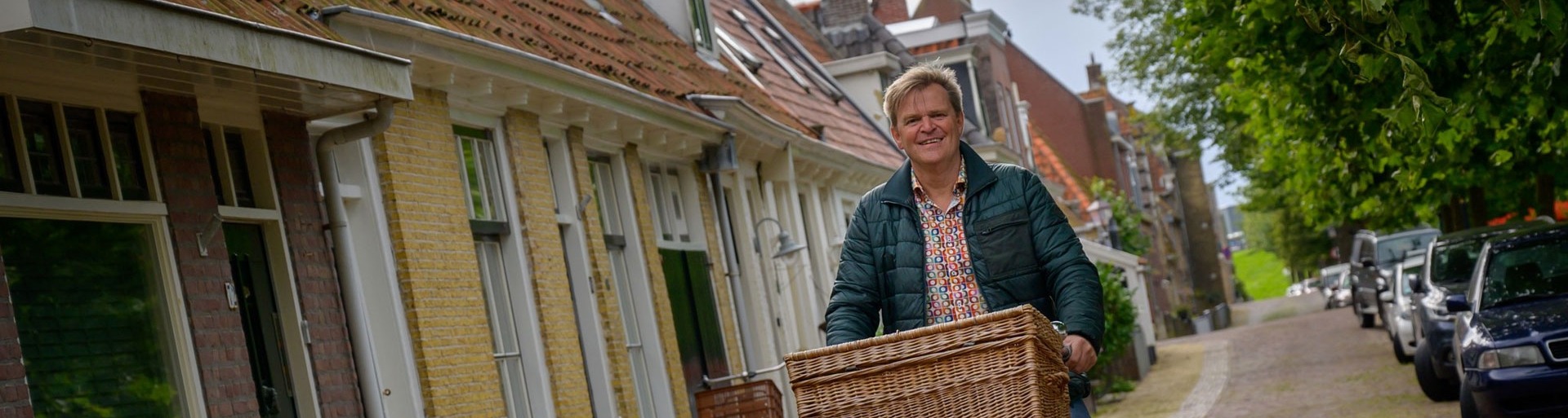 Anne Muurling op de fiets door Harlingen