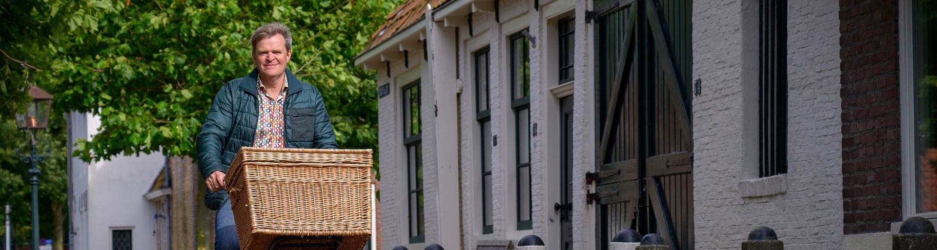 Anne Muurling op de fiets door Harlingen