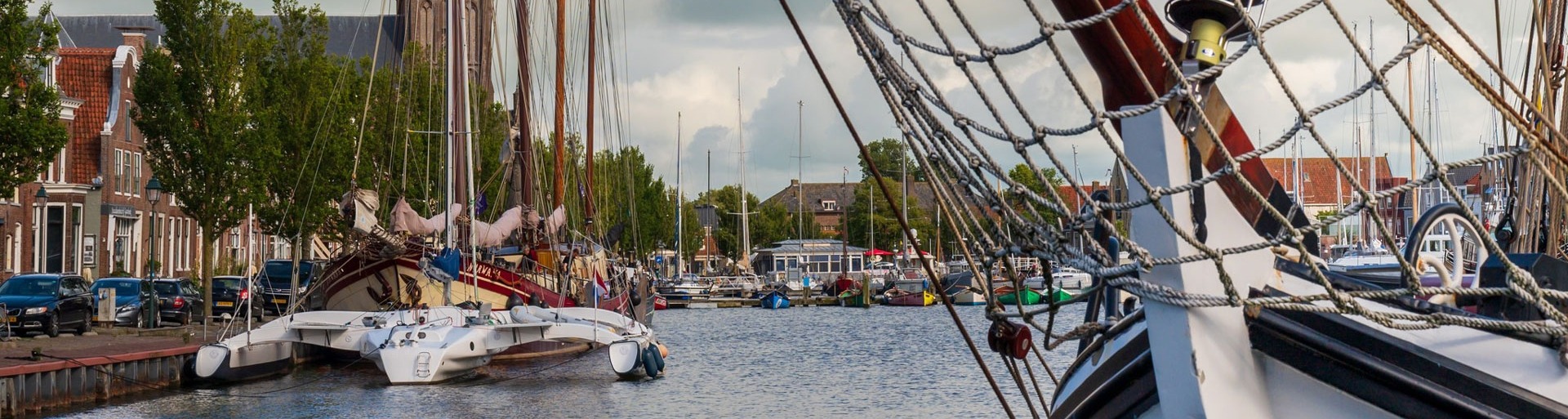 De haven van Harlingen met boten die in het water liggen