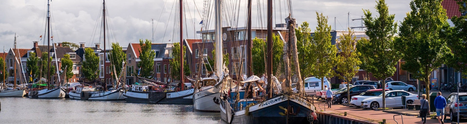 De haven van Harlingen met boten in het water