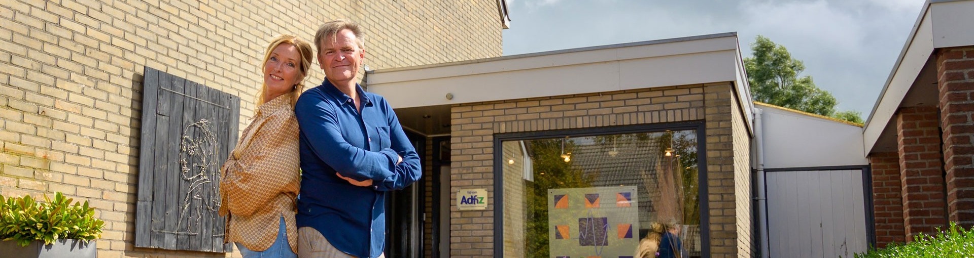 Annalies en Anne Muurling voor hun kantoor in Harlingen