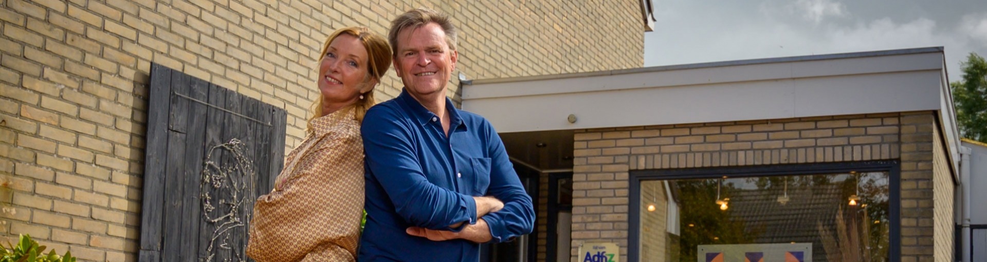 Annalies en Anne Muurling voor hun kantoor in Harlingen