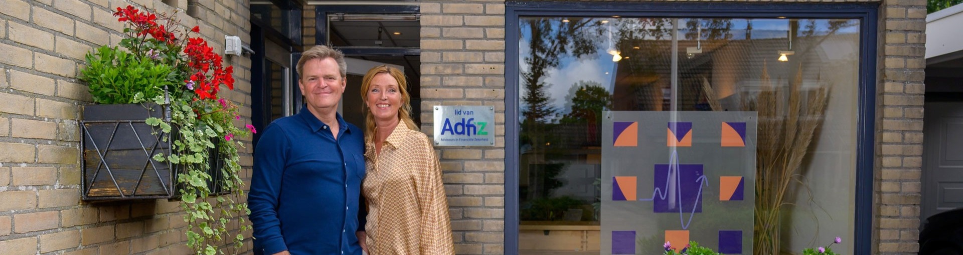 Annalies en Anne Muurling voor hun kantoor in Harlingen