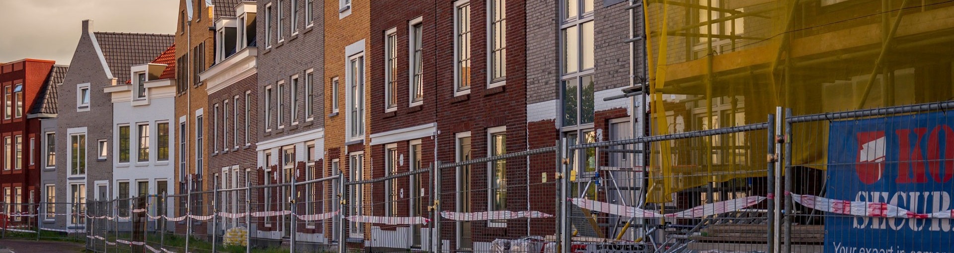 Een straat in Harlingen waar woningen verbouwd worden