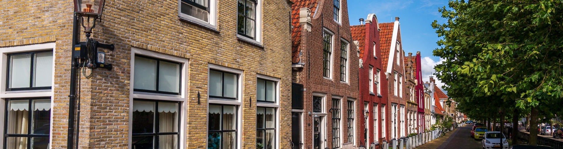 Een straat met huizen aan de linkerkant in Harlingen