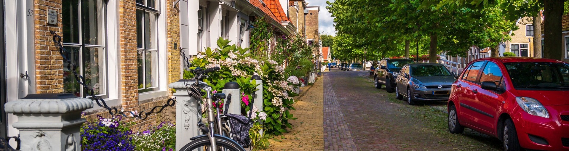 Een straat met woningen in Harlingen