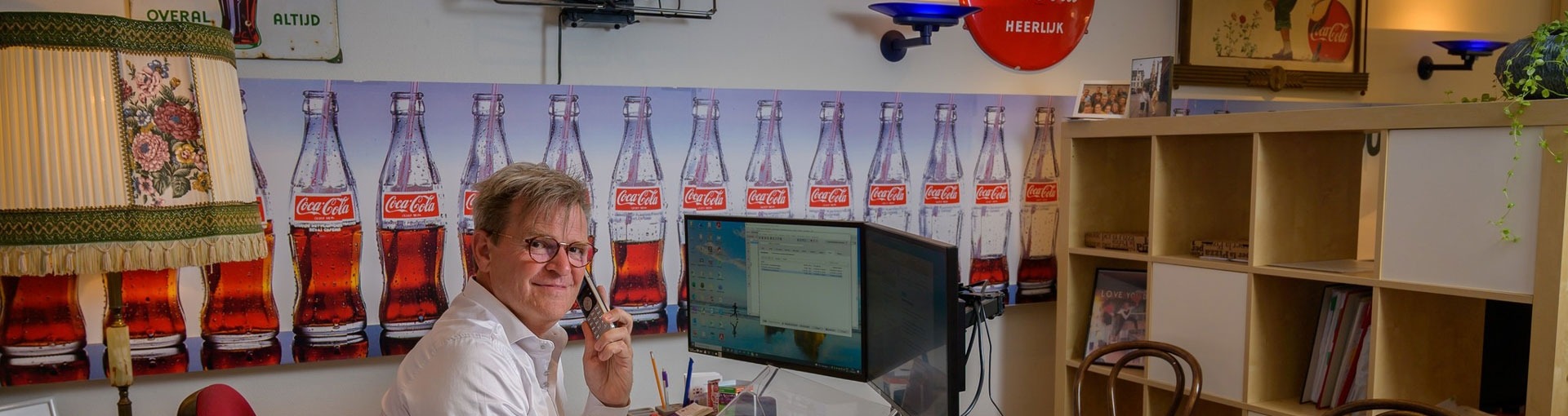 Anne Muurling aan de telefoon aan zijn bureau